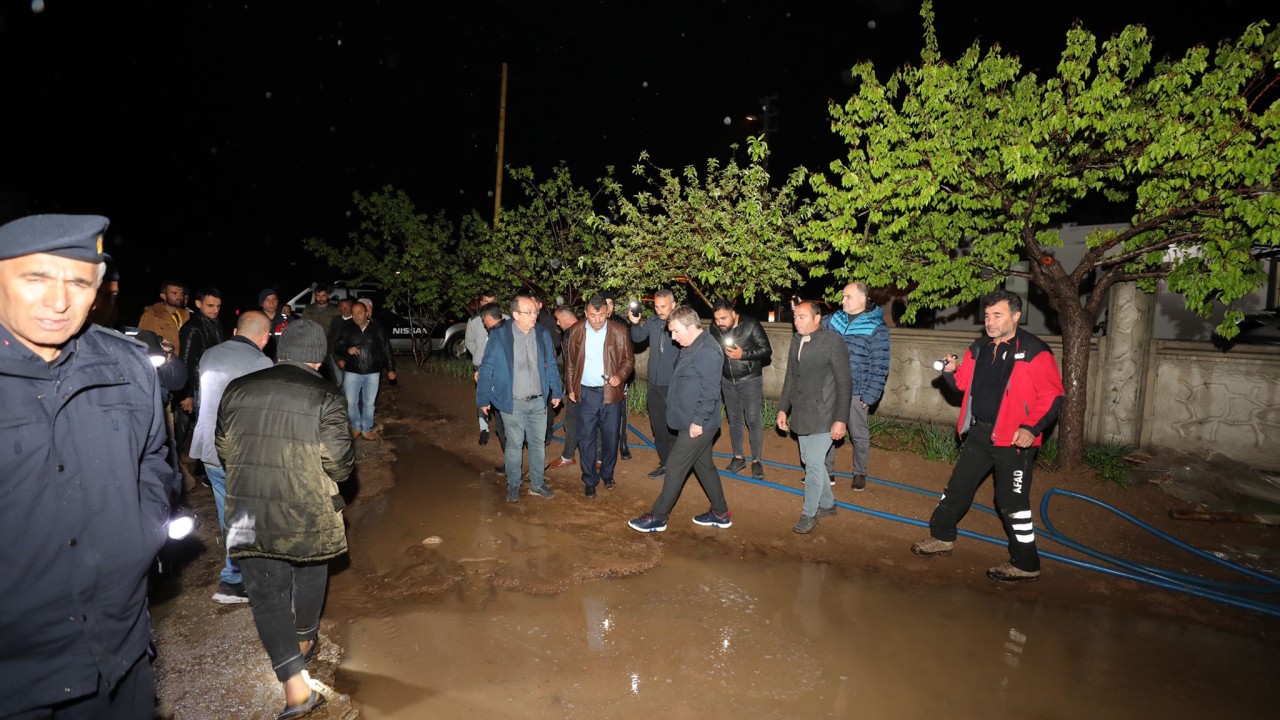 Aksaray'da sağanak, su baskınlarına neden oldu