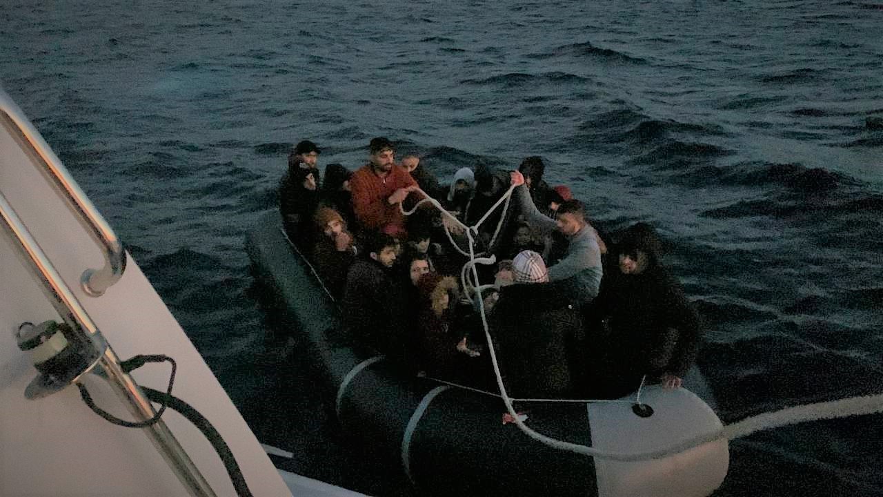 Çanakkale'de Türk kara sularına itilen 22 düzensiz göçmen kurtarıldı