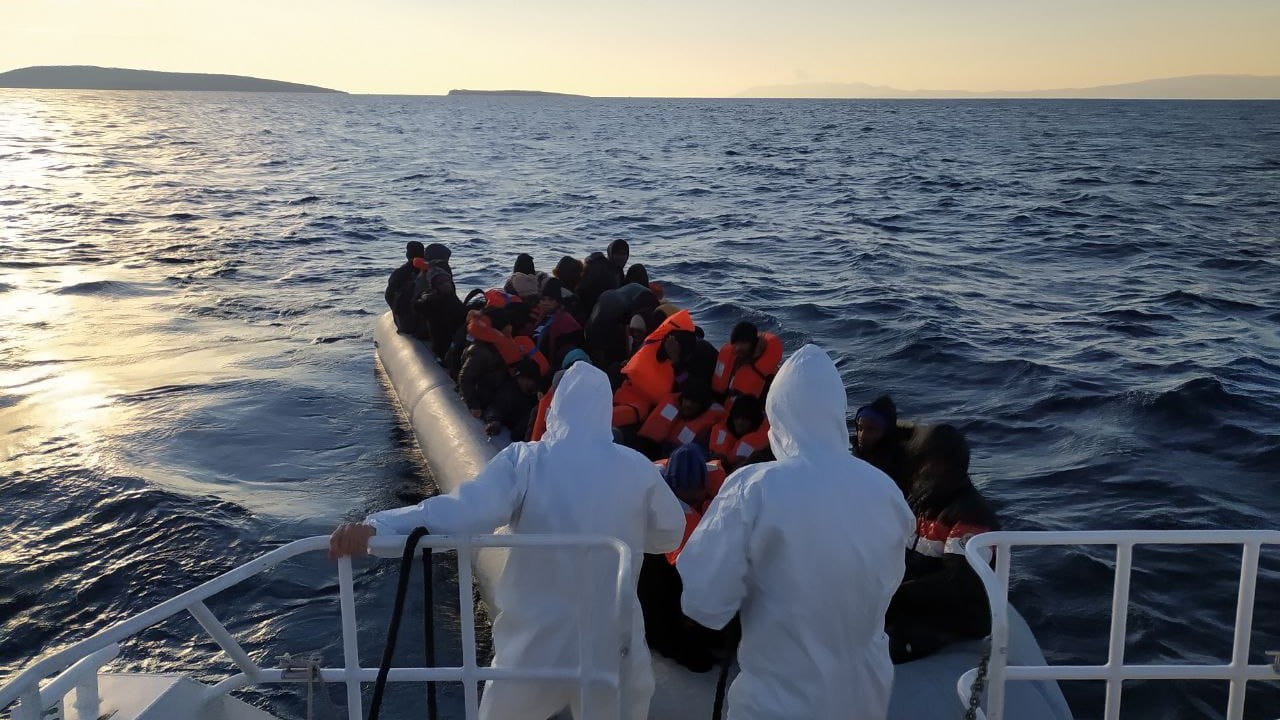 Balıkesir açıklarında 41 düzensiz göçmen yakalandı