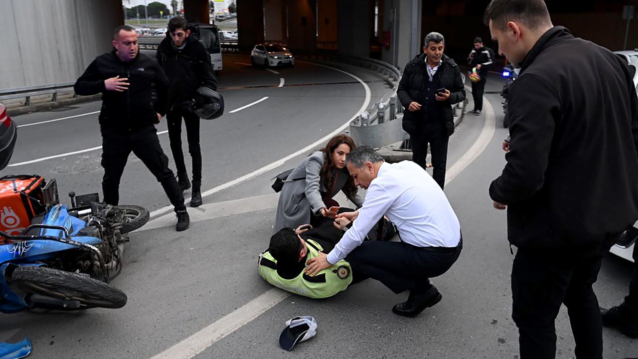 Yerlikaya'dan yaralanan polis memuruna yakın ilgi