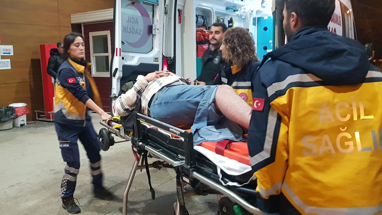 Bursa'da tıra çarpan otomobildeki 3 kişi yaralandı