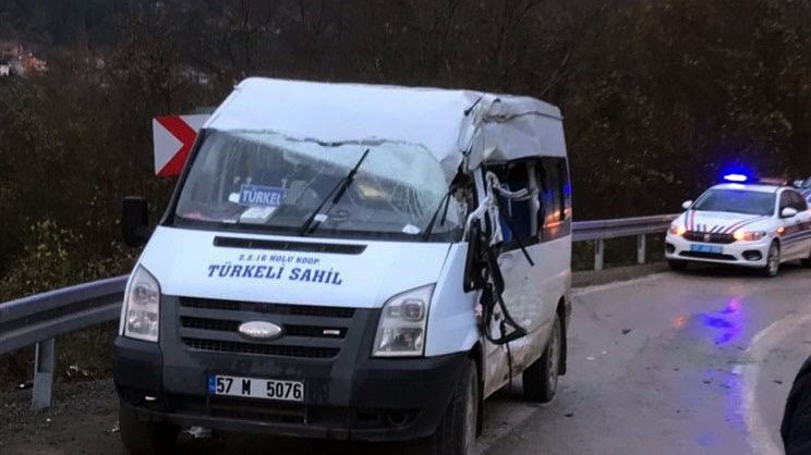 Sinop'ta minibüs ve kamyon çarpıştı, 5 kişi yaralandı