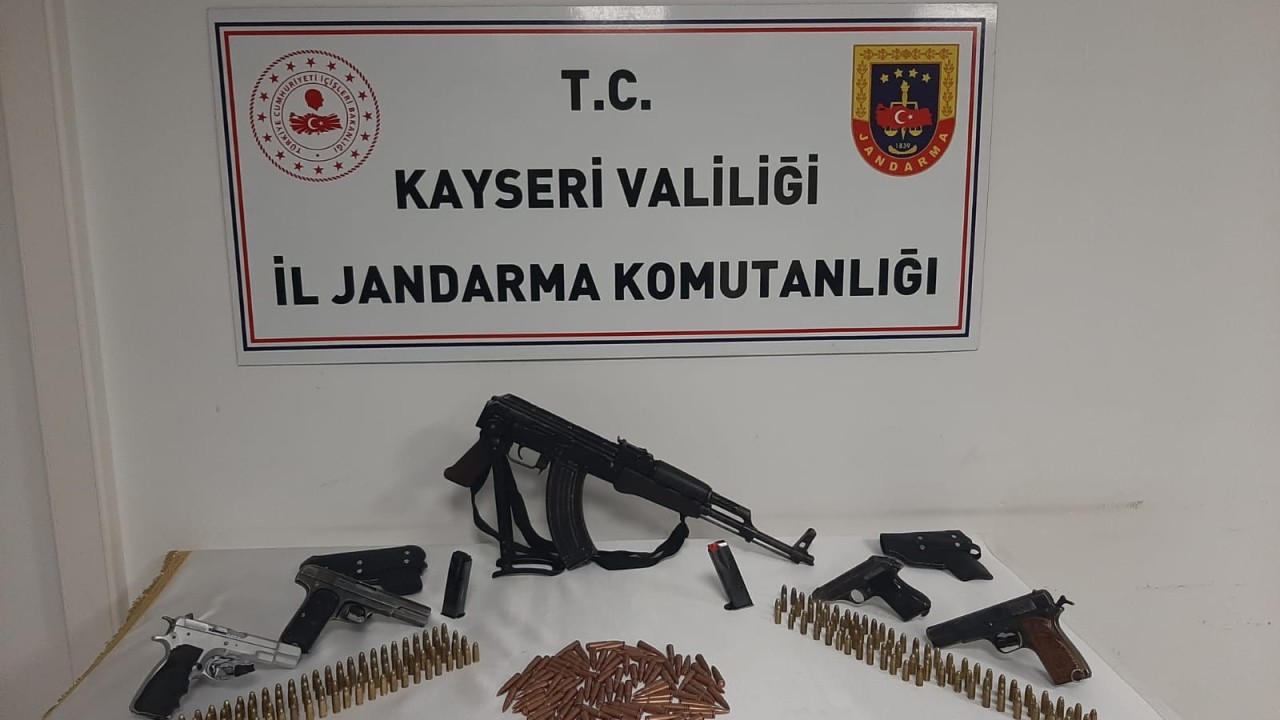 Kayseri'de bir evin bahçesine gömülü uzun namlulu silah ve tabanca ele geçirildi