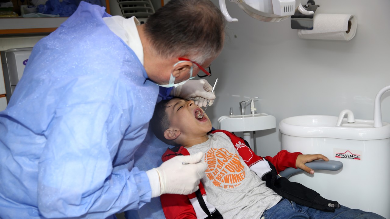 Gönüllü diş hekimleri Kahramanmaraş'ta depremzedelere mobil hizmet sunuyor