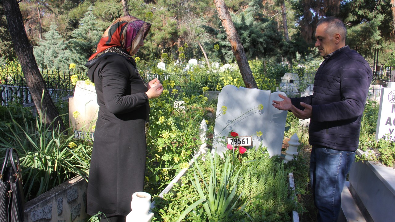 Depremden etkilenen Kilis'te kabristanlara bayram ziyareti