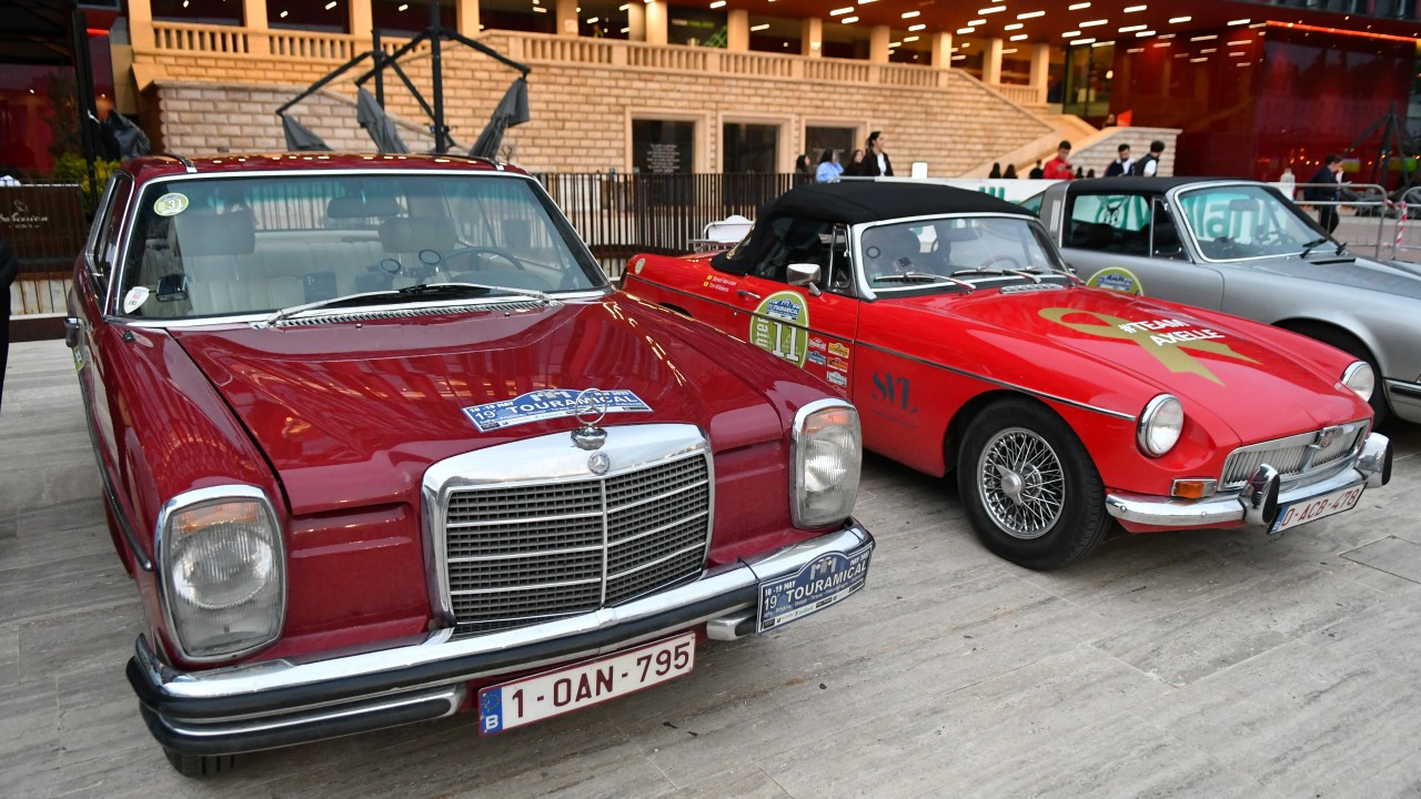 Belçika'dan Balkanlar turuna çıkan klasik araçlar Arnavutluk'ta sergileniyor