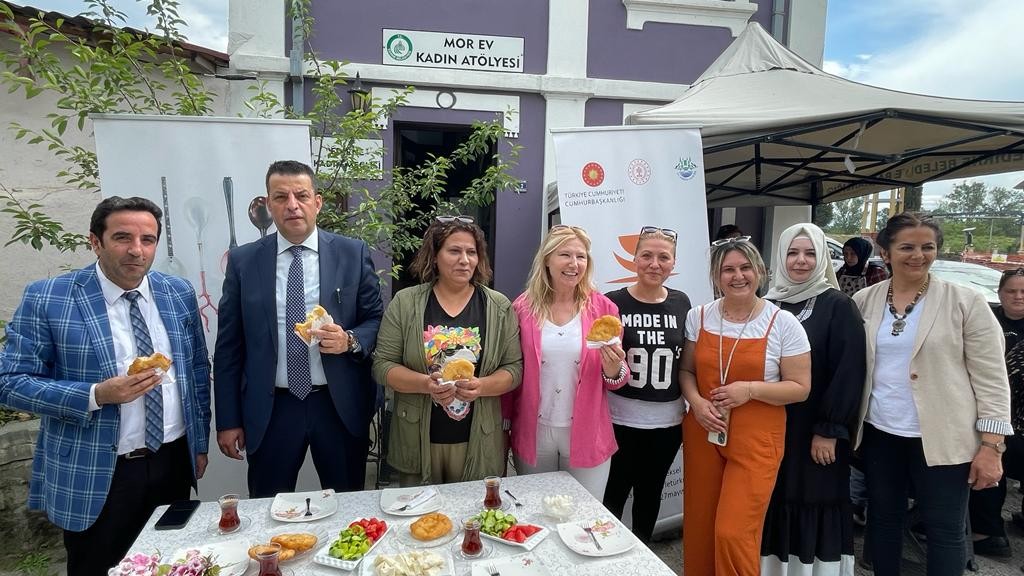 Edirne'de Türk Mutfağı Haftası etkinliğinde vatandaşlara yöresel yemekler ikram edildi