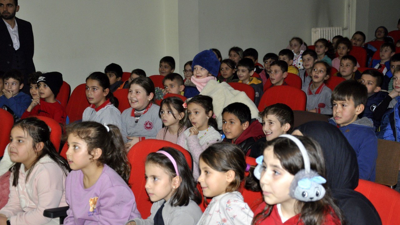 Sinop'ta 5 bin çocuk tiyatroyla buluşturuldu