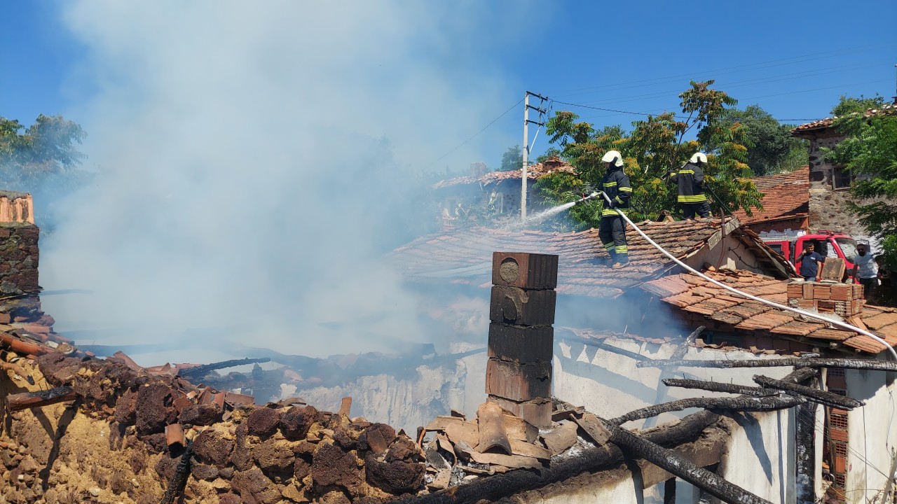 Manisa'da yangın çıkan tek katlı ev kullanılamaz hale geldi