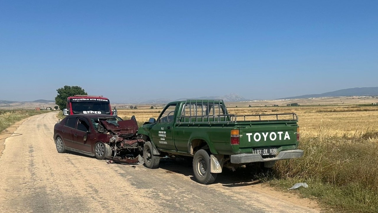 Afyonkarahisar'da kamyonet ile otomobil çarpıştı, 4 kişi yaralandı