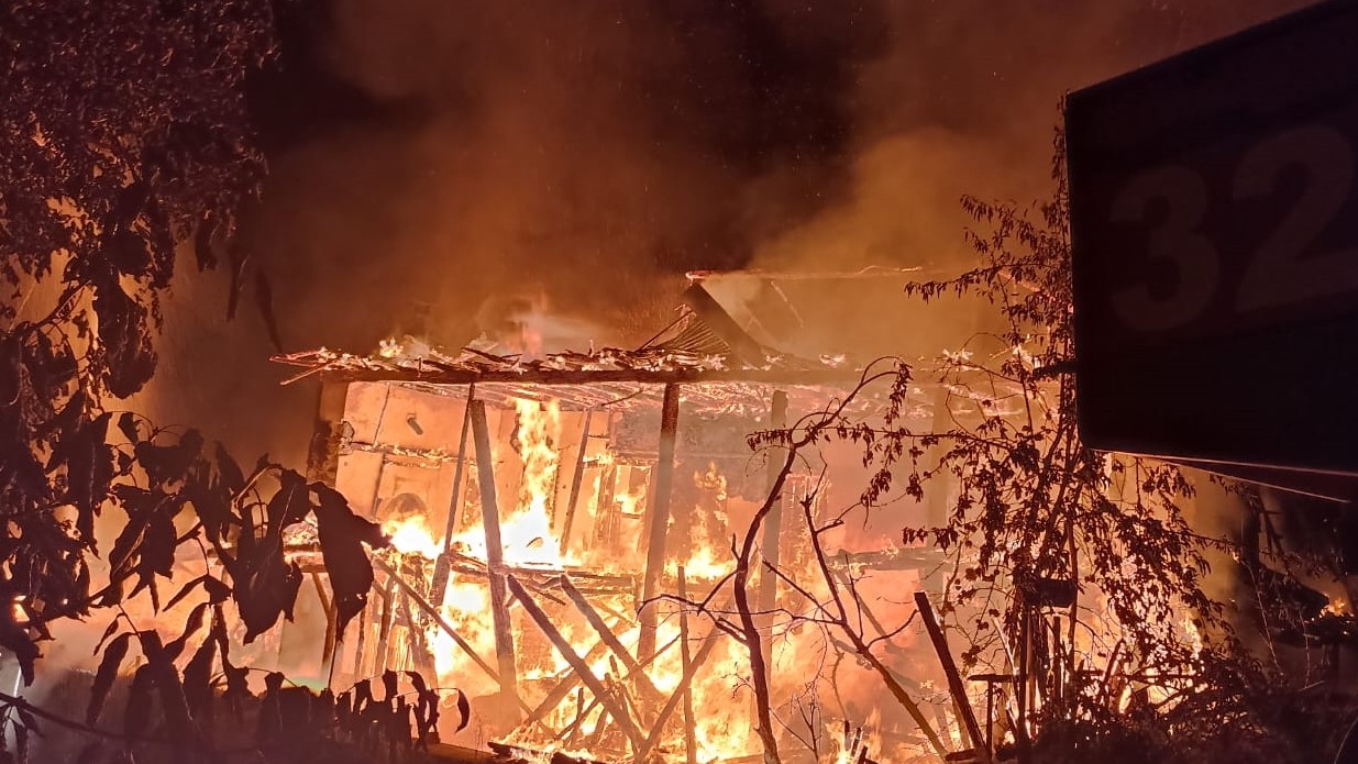 Burdur'da iki katlı ahşap evde çıkan yangın söndürüldü