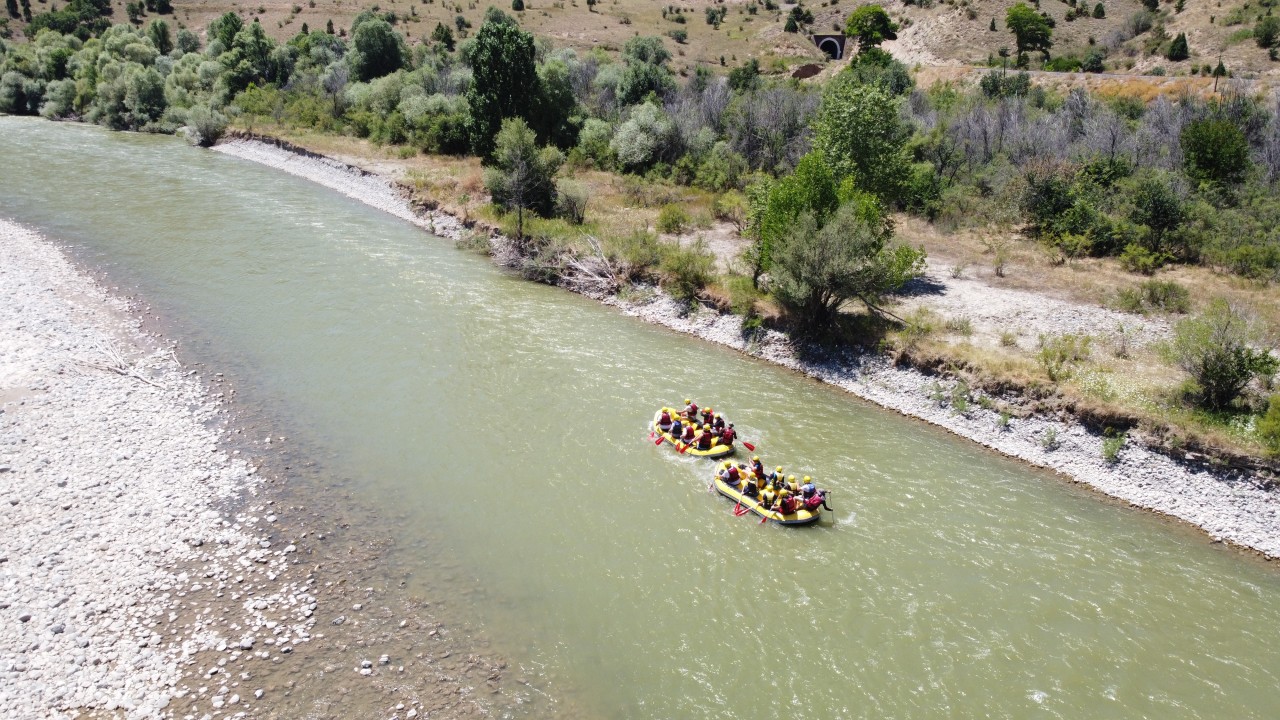 Sıcaktan bunalanlar Karasu Nehri'nde rafting yaparak serinliyor