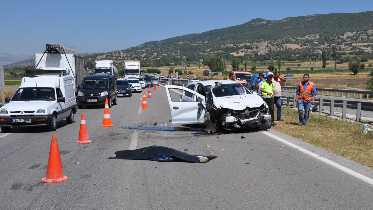 Amasya'da refüje çarpan otomobildeki 1 kişi öldü