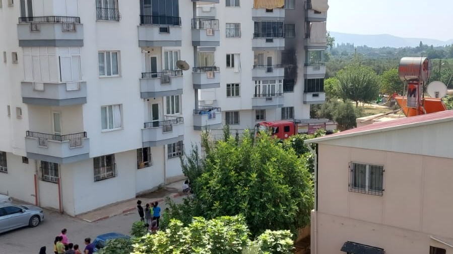 Adana'da apartman dairesinde çıkan yangın söndürüldü