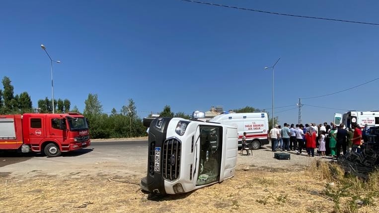 Van'da minibüsün devrilmesi sonucu 14 kişi yaralandı