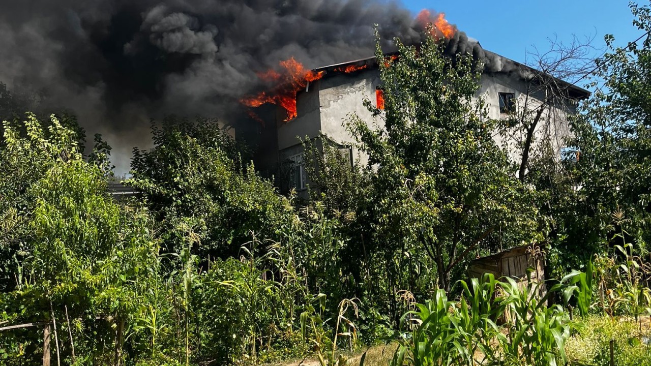 Kastamonu'da çıkan yangında 3 katlı binada hasar oluştu