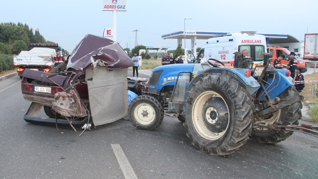 Manisa'da traktöre takılı römorka çarpan otomobildeki 1 kişi öldü