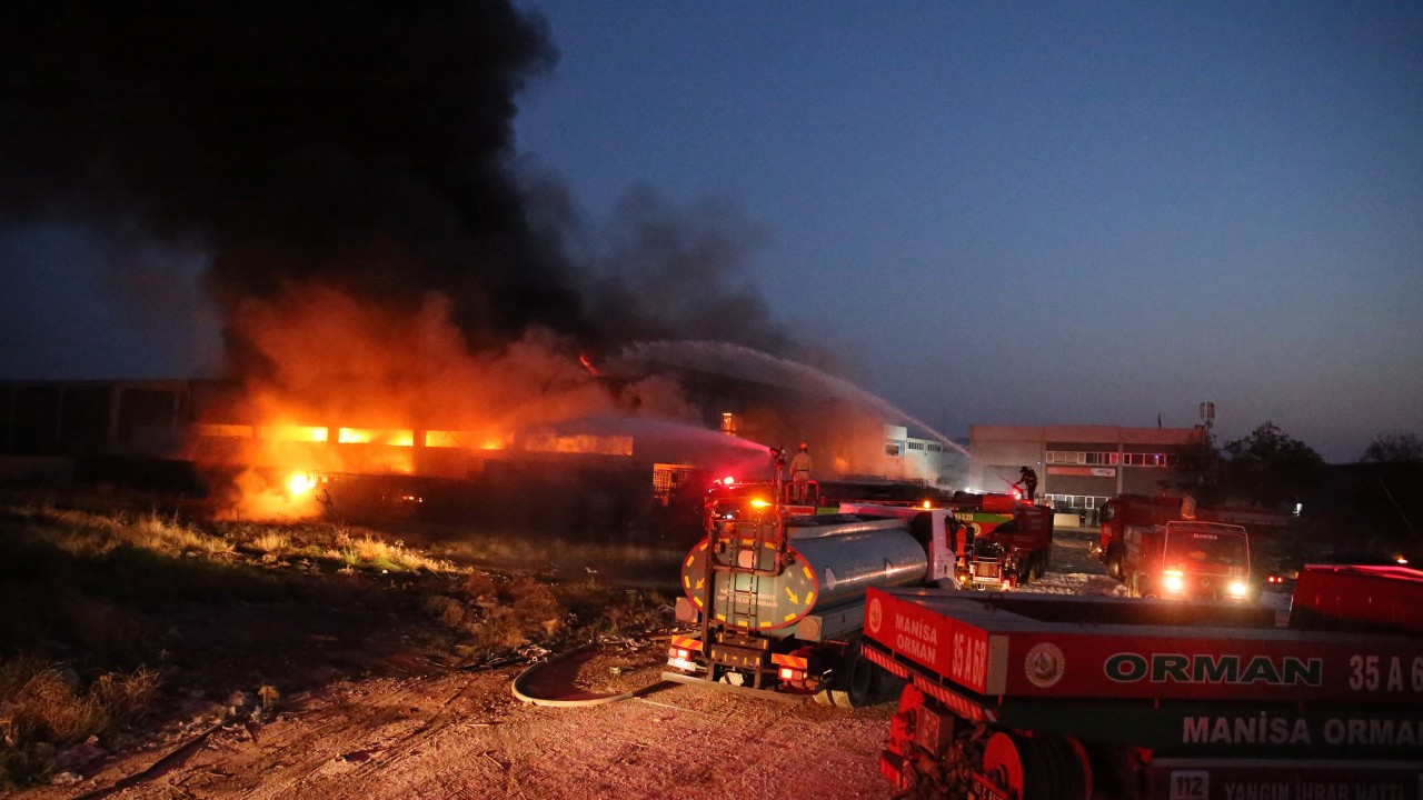 Manisa'da geri dönüşüm fabrikasında çıkan yangın söndürülmeye çalışılıyor