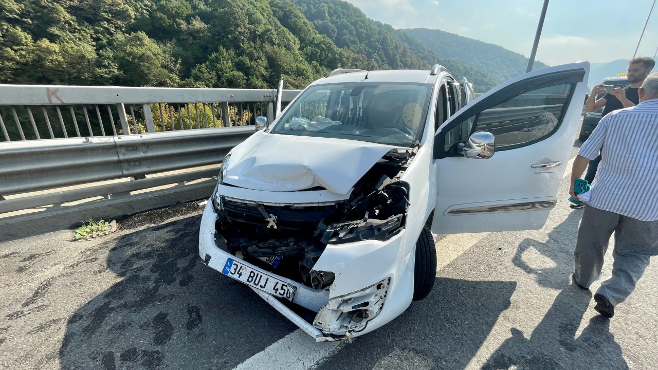 Anadolu Otoyolu'nda hafif ticari araç otomobile çarptı
