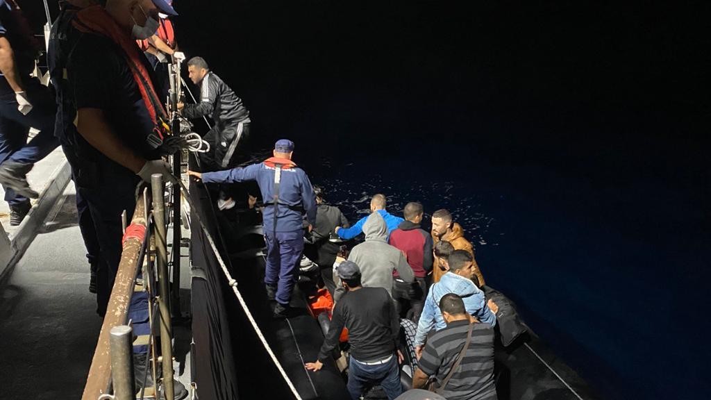 İzmir açıklarında 228 düzensiz göçmen yakalandı
