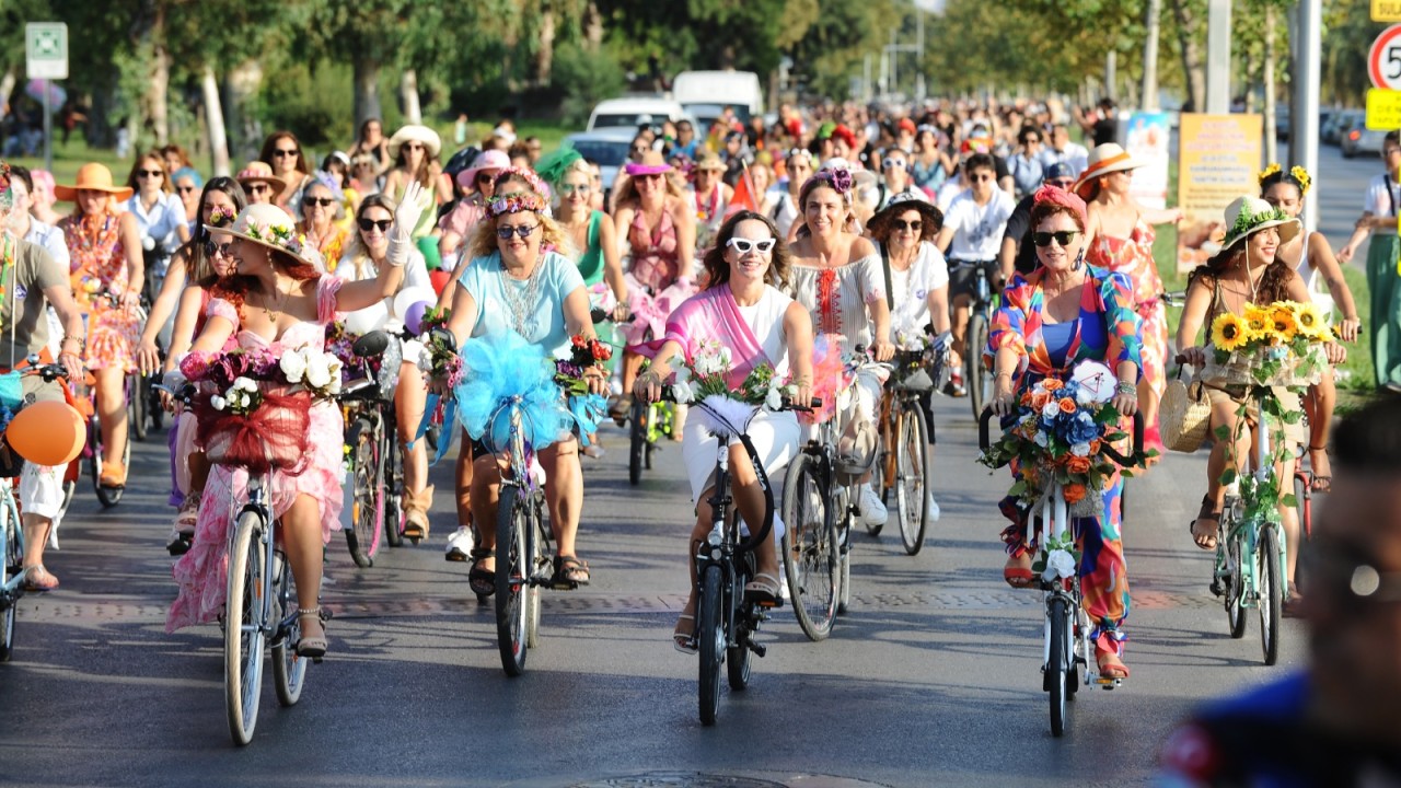İzmir'de "Süslü Kadınlar Bisiklet Turu" gerçekleştirildi