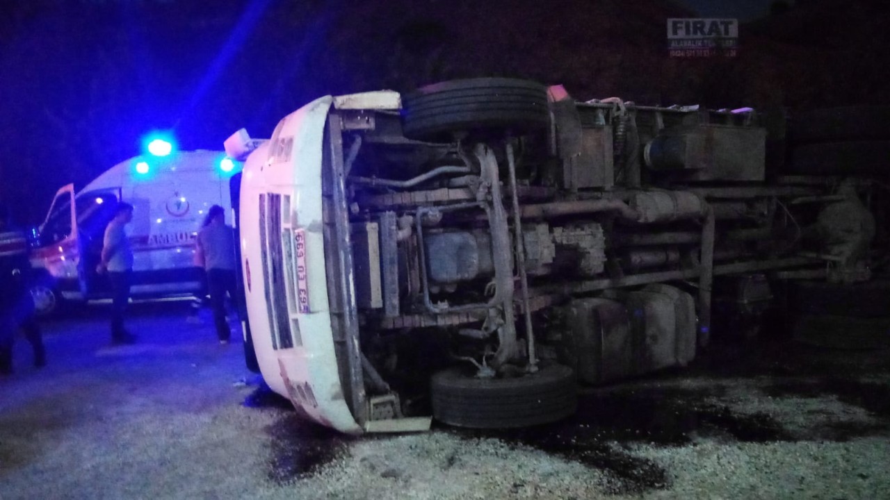 Elazığ'da kamyonun devrilmesi sonucu 5 kişi yaralandı