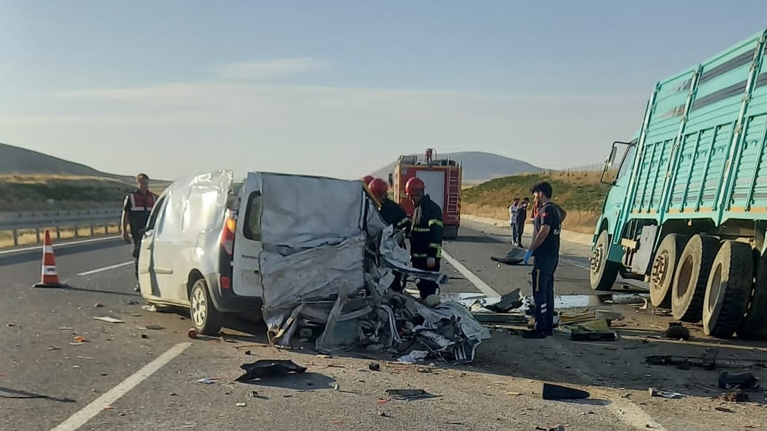 Nevşehir'de kamyona çarpan hafif ticari araçtaki 2 kişi öldü