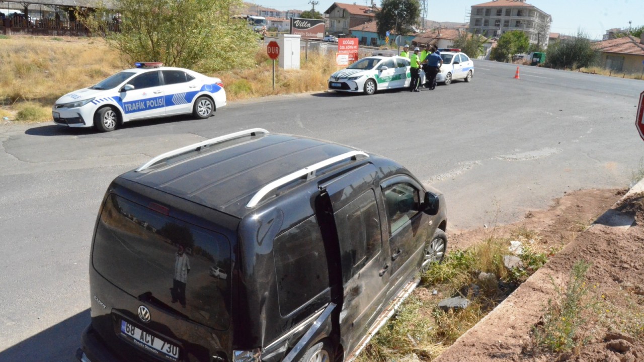 Aksaray'da otomobil ile hafif ticari aracın çarpıştığı kazada 4 kişi yaralandı