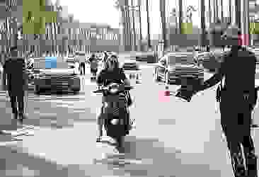 Mersin'de polisler motosiklet sürücülerine ceza yazmak yerine kask hediye etti