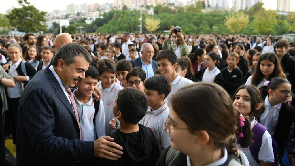 Milli Eğitim Bakanı Tekin, İstanbul'daki okulda bayrak törenine katıldı