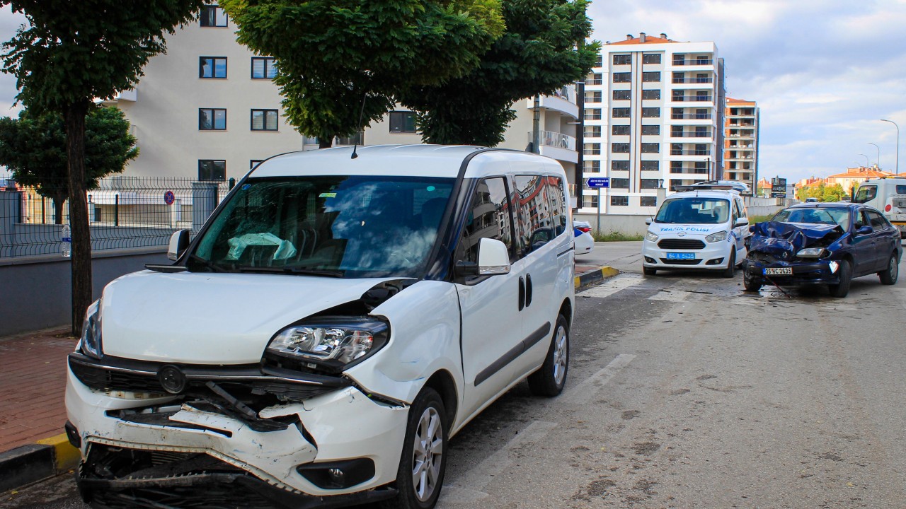 Uşak'ta otomobil ile hafif ticari aracın çarpışması sonucu 7 kişi yaralandı