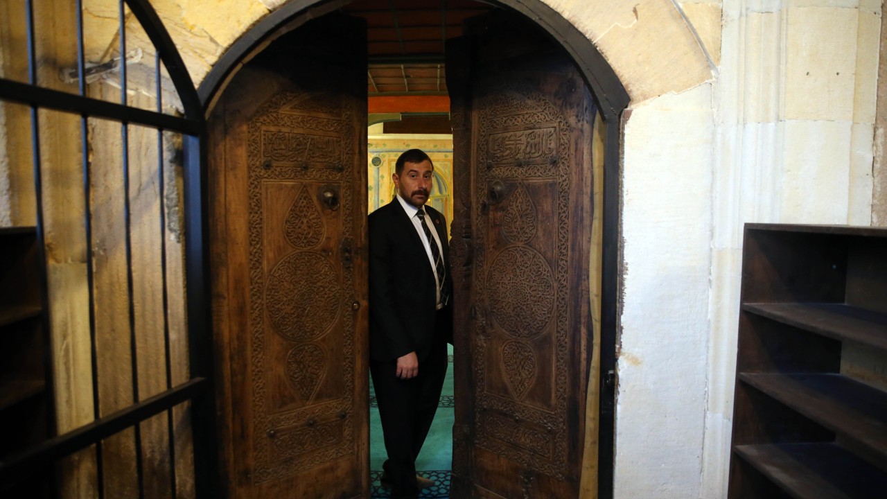 Kastamonu İbn-i Neccar Camisi, ibadete gelenleri 666 yıllık el işlemeli kapısıyla karşılıyor