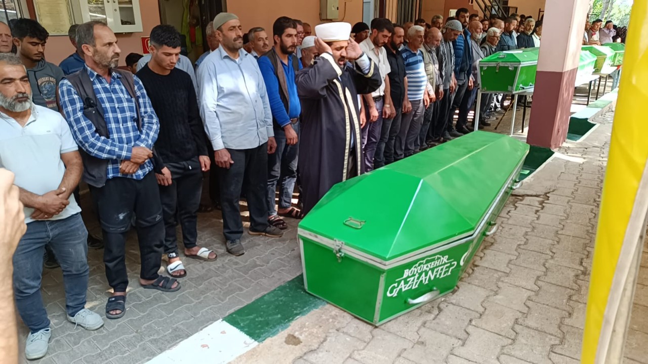 Gaziantep'teki trafik kazasında hayatını kaybeden 6 kişinin cenazesi toprağa verildi