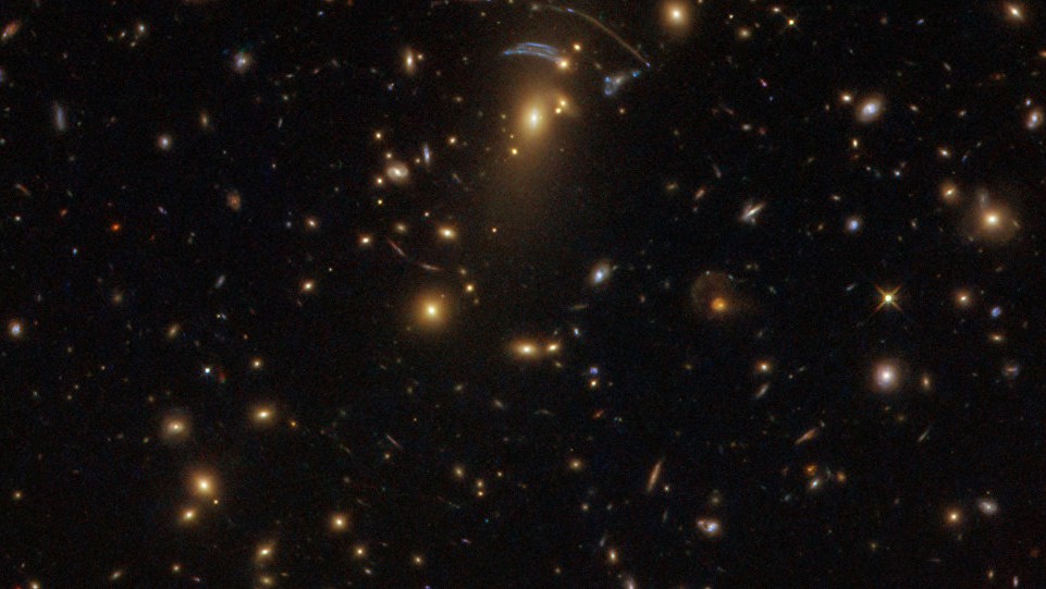 Uzay-zamanı ''büken'' dev galaksi keşfedildi!