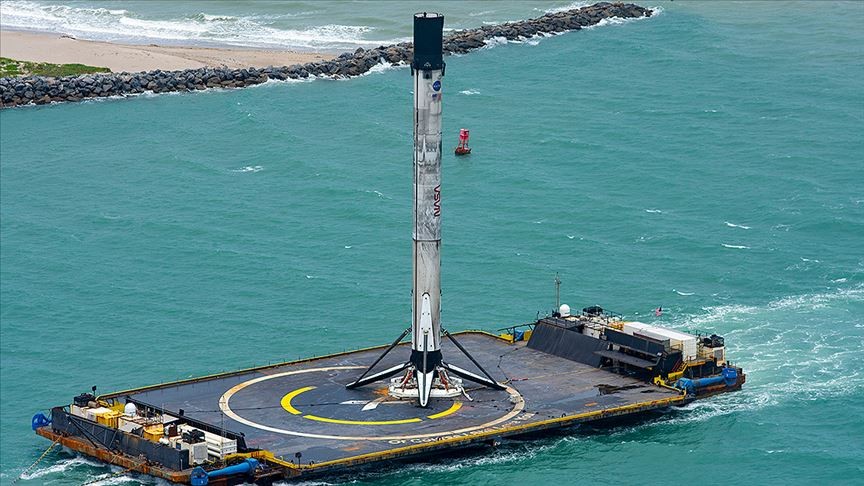SpaceX''in yeniden kullanılabilir roketi karaya ulaştı