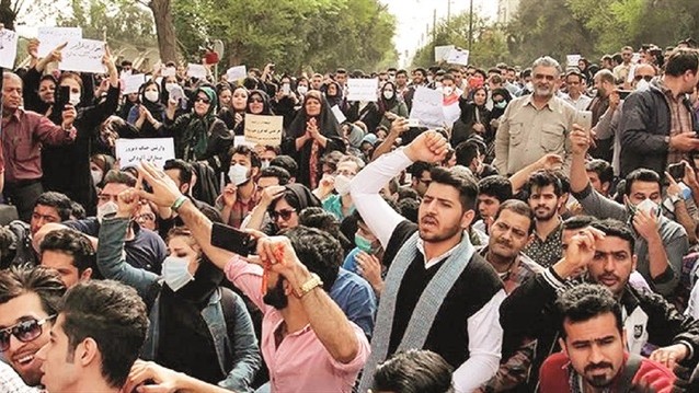 İran'da halk ayaklandı
