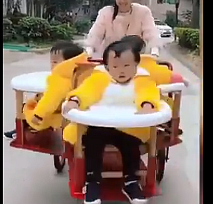 Üçüzleri olan aileler için tasarlanmış bebek arabası