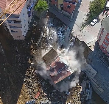 Kağıthane''de çöken binanın yıkılma anı 