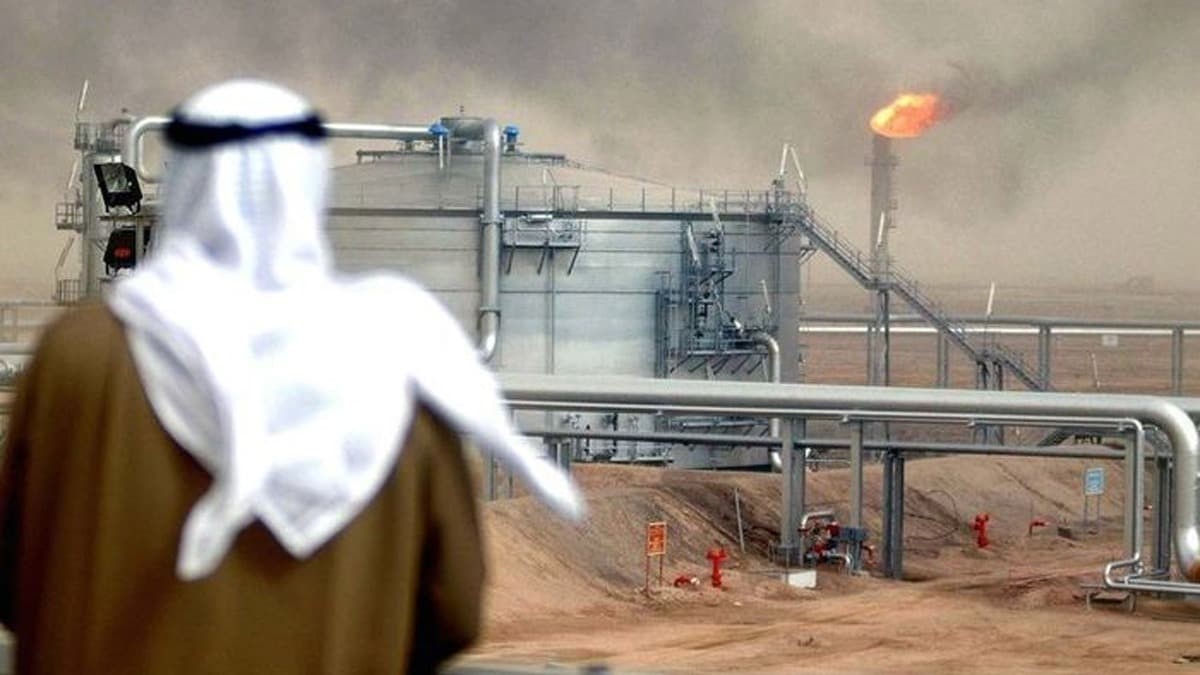 Suudi Arabistan''a petrol darbesi! Projeler ertelendi