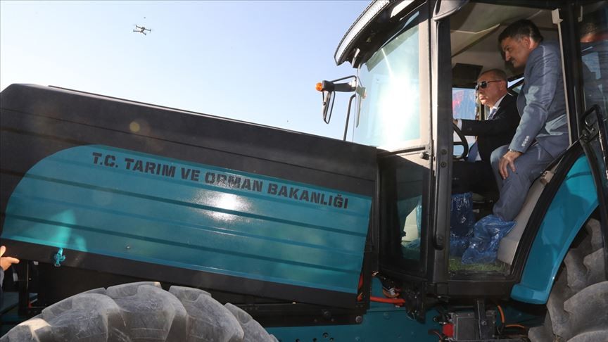 Erdoğan, yerli ''elektrikli traktör''ü denedi